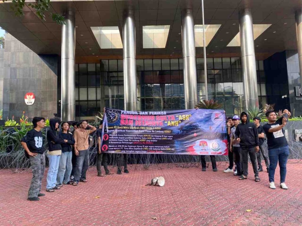 Aksi mahasiswa di Gedung KPK terkait dugaan gratifikasi kapal pesiar Gubernur Sulawesi Tenggara.