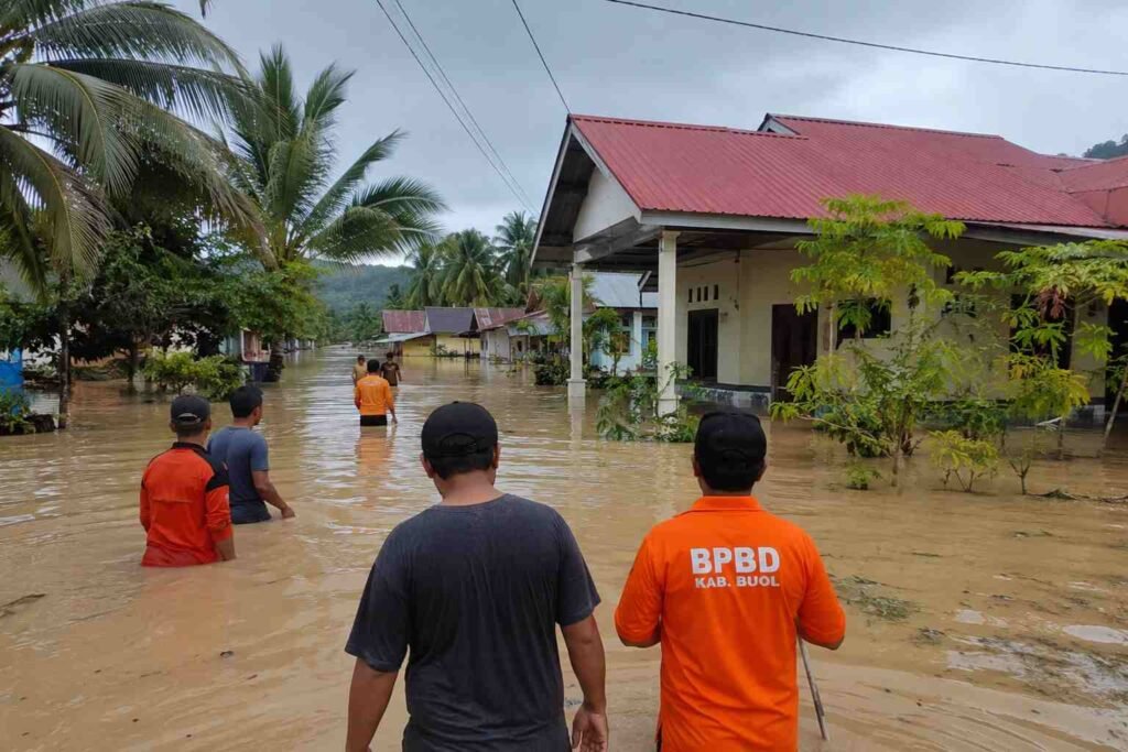 Banjir Buol Sulawesi Tengah merendam permukiman warga di Kecamatan Bukal