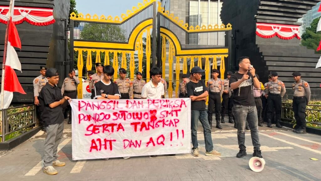 FRPSH Polda Hotel Sultan menggelar aksi di depan Polda Metro Jaya menuntut pengusutan aktor intelektual kericuhan eksekusi aset negara