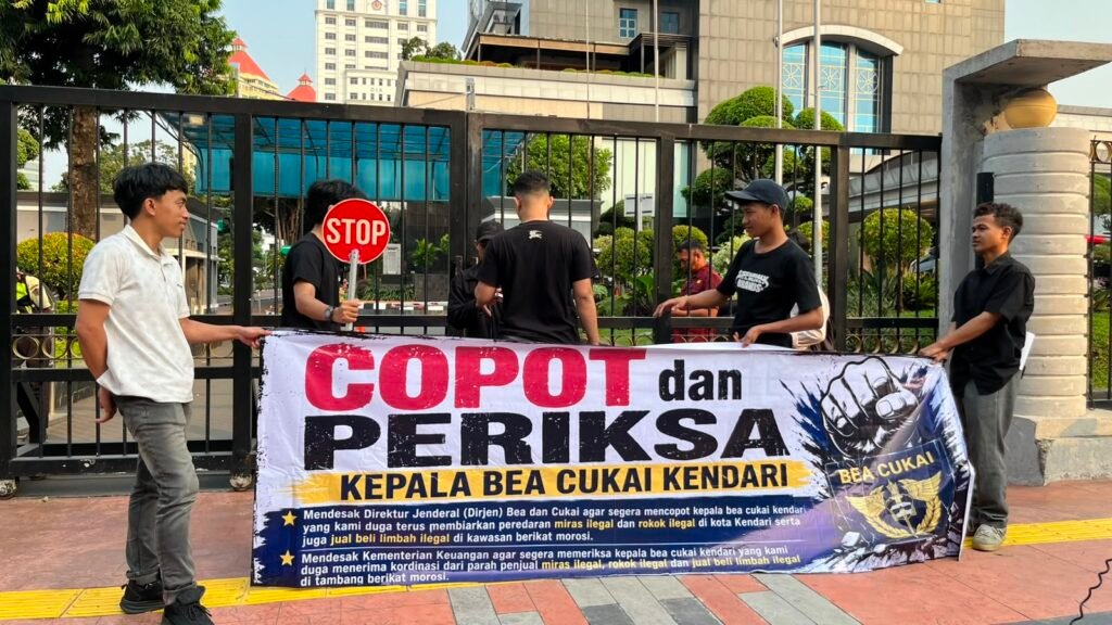Aksi HP21N dan IMPH mendesak Kementerian Keuangan memeriksa Kepala Bea Cukai Kendari terkait dugaan peredaran barang ilegal.