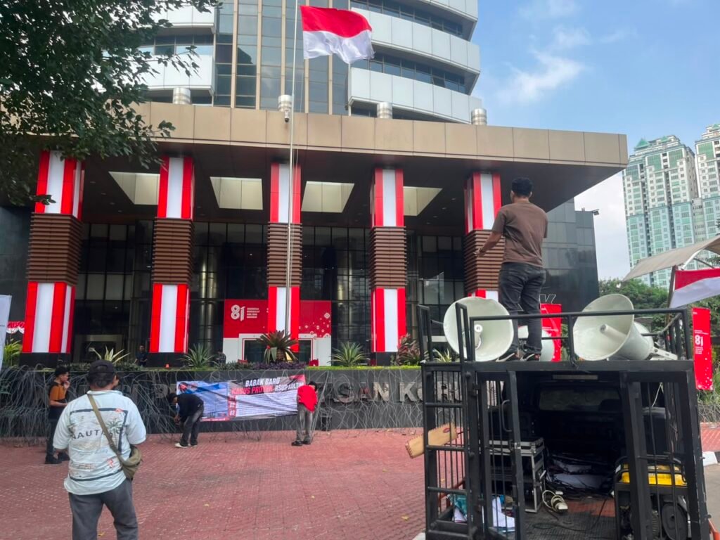 Kolusi RSUD Koltim dilaporkan Koalisi Aktivis Bersatu ke KPK terkait dugaan penyimpangan proyek pembangunan RSUD Kabupaten Kolaka Timur.
