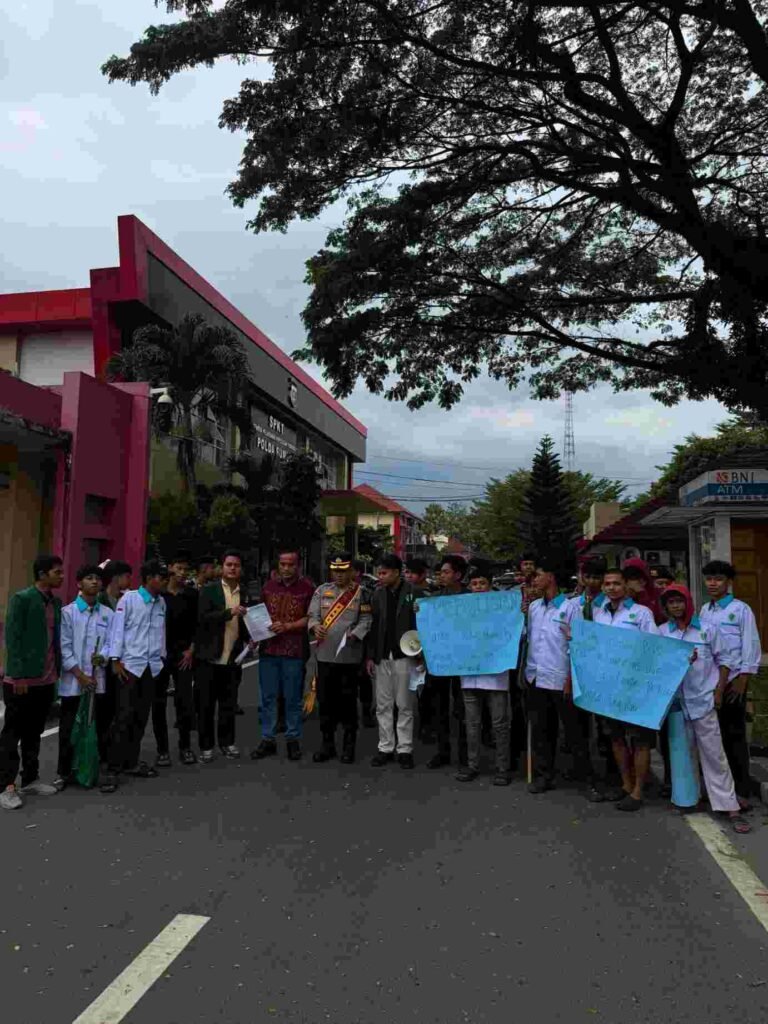 PW IPA Sumut laporkan dugaan perjudian ke Polda Sumut melalui aksi damai di Mapolda Sumut Medan.