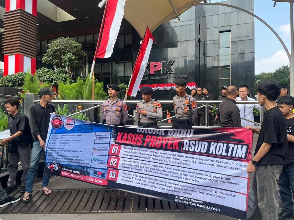 Aksi Koalisi Aktivis Bersatu di Gedung KPK terkait Proyek RSUD Kolaka Timur dan desakan pemeriksaan sejumlah pejabat.